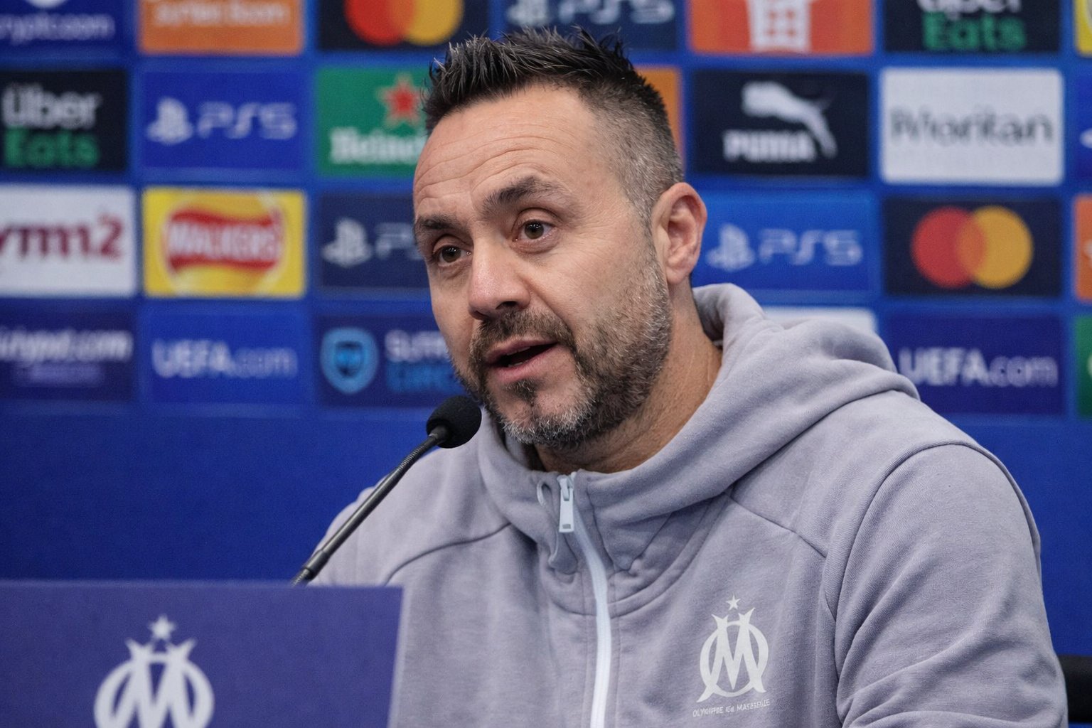 Roberto De Zerbi als coach van Marseille op een persconferentie
