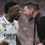 Vinicius Junior die in de clinch gaat met Diego Simeone