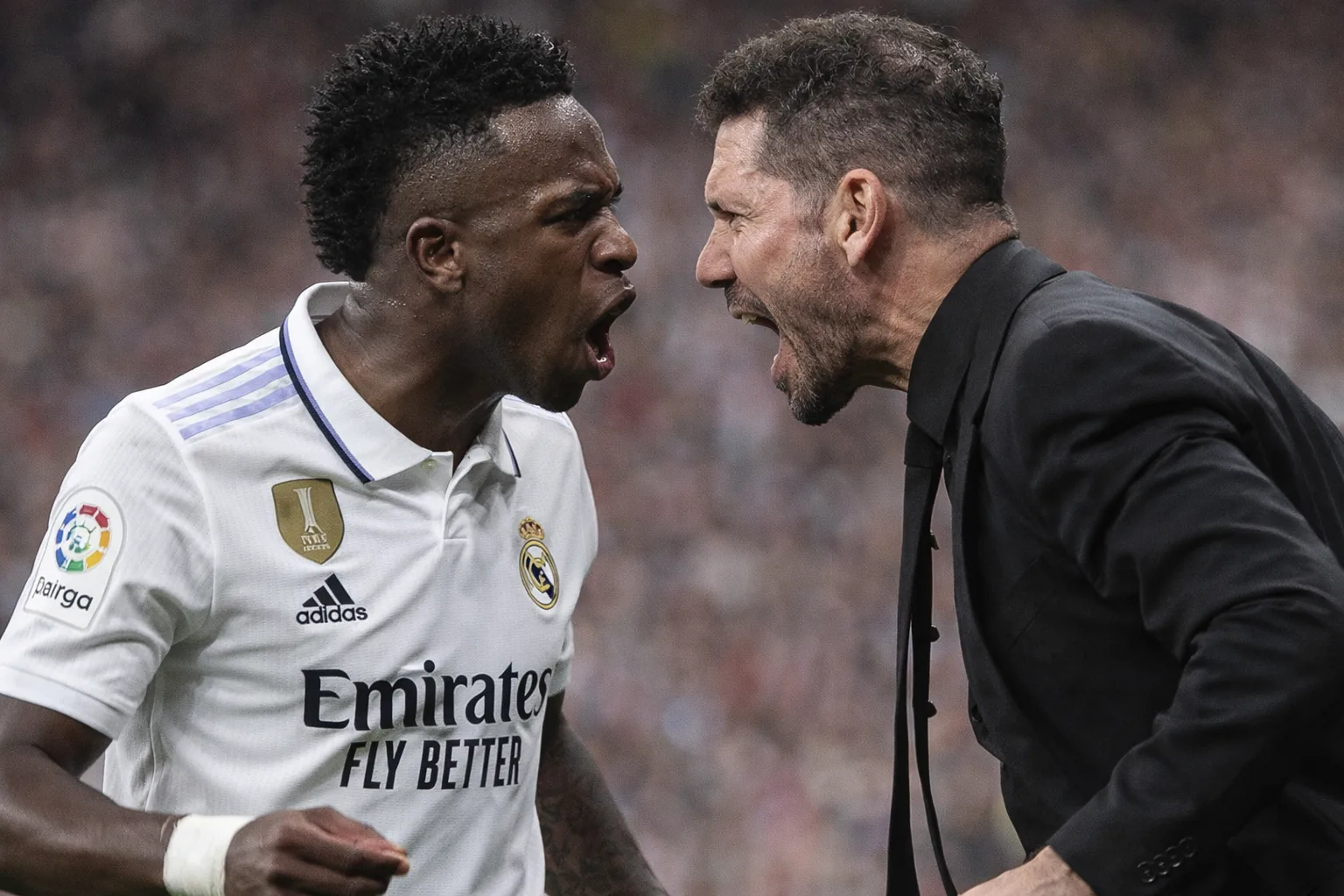 Vinicius Junior die in de clinch gaat met Diego Simeone