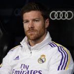 Xabi Alonso als coach in dug out van Real Madrid