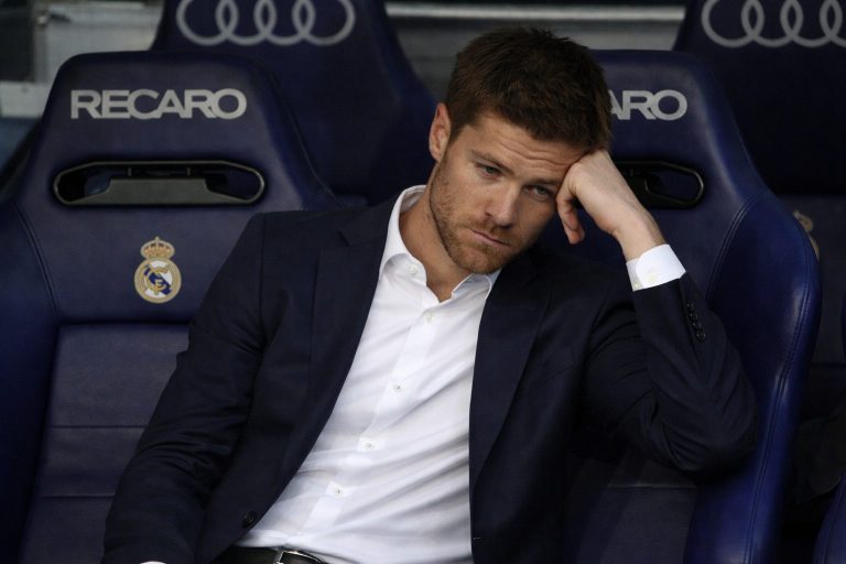 Xabi Alonso op de bank van Real Madrid