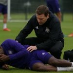 Training van RSC Anderlecht met focus op blessurezorgen in de verdediging