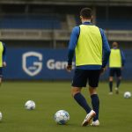Spelers van KRC Genk tijdens een training in winterse context