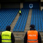 Leeg bezoekersvak met veiligheidsdiensten in het stadion van FC Utrecht tijdens Europa League-avond met KRC Genk