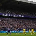 Algemene wedstrijdactie in stadion in Anderlecht-kleuren