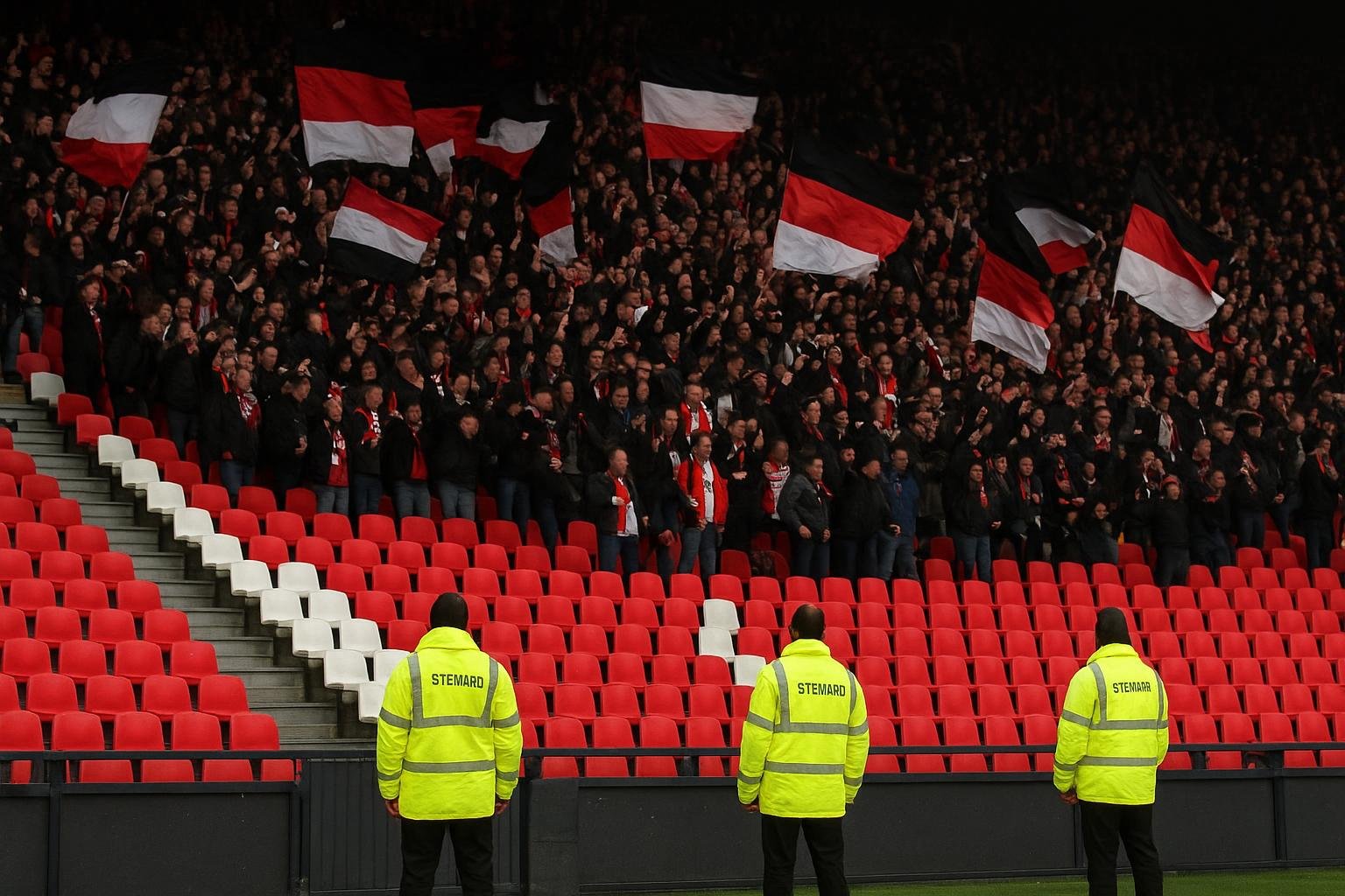 Supporters op de tribune bij Feyenoord tijdens een Europa League-avond in De Kuip