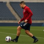 Hugo Cuypers in Chicago Fire-context op een trainingsveld