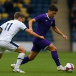Spelmoment tussen Leeds United en de RSCA Futures in de Premier League International Cup