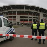 Sfeerbeeld aan Stadion Galgenwaard met politie-aanwezigheid na incidenten bij FC Utrecht tegen KRC Genk.