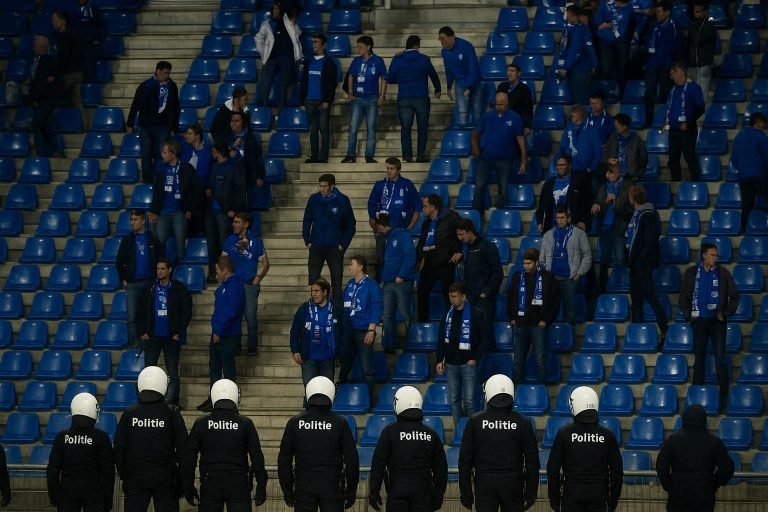 Supporters van KRC Genk in een bezoekersvak tijdens een wedstrijd, zonder herkenbare gezichten