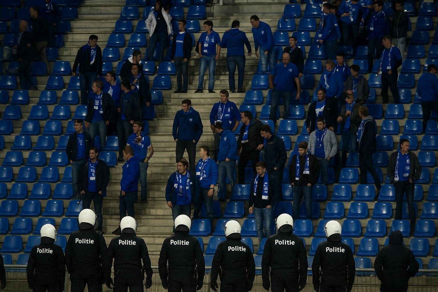 Supporters van KRC Genk in een bezoekersvak tijdens een wedstrijd, zonder herkenbare gezichten