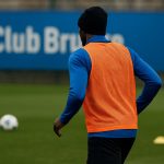 Christos Tzolis van Club Brugge tijdens een opwarming op training, gefotografeerd zonder herkenbare gezichten