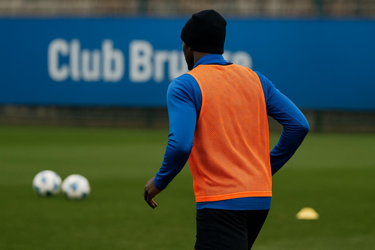 Christos Tzolis van Club Brugge tijdens een opwarming op training, gefotografeerd zonder herkenbare gezichten
