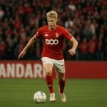 Anonieme jonge middenvelder van Standard Luik in actie op het veld