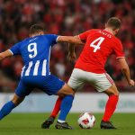 Wedstrijdbeeld van Standard Luik tegen KAA Gent met spelers in duel in Sclessin