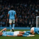 Distant wedstrijdactie van Manchester City met focus op defensie