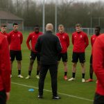 Spelers van Royal Antwerp FC op training terwijl Joseph Oosting aanwijzingen geeft