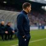 Rik De Mil langs de zijlijn bij KAA Gent tijdens een wedstrijd
