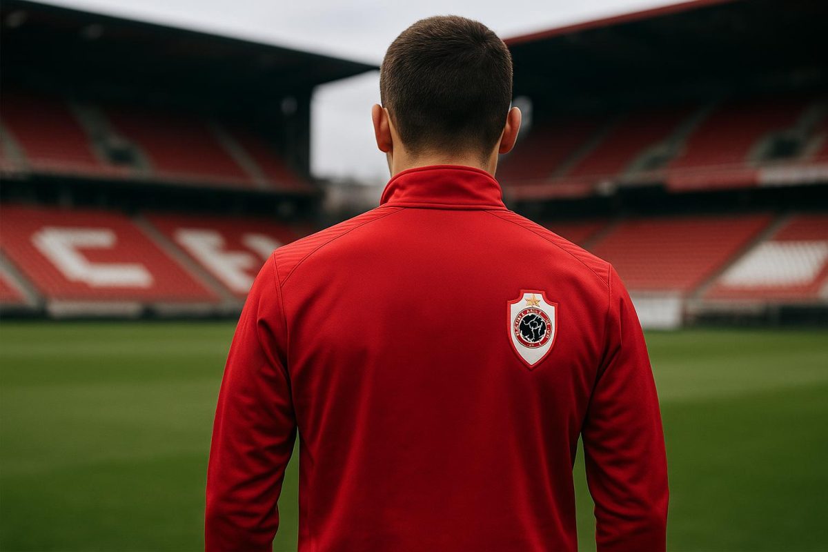 Rein Van Helden bij een wedstrijd in stadioncontext, gelinkt aan zijn transfer naar Royal Antwerp FC