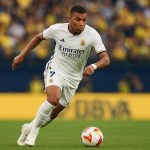 Kylian Mbappé viert een doelpunt voor Real Madrid tegen Villarreal