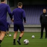 Besnik Hasi tijdens een trainingsmoment bij RSC Anderlecht