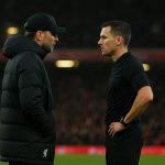 Arne Slot spreekt na afloop met de scheidsrechter na Bournemouth tegen Liverpool.