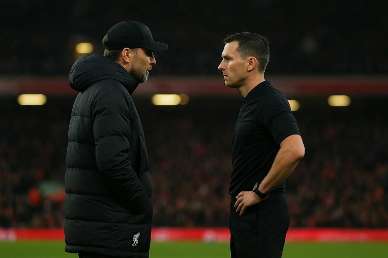 Arne Slot spreekt na afloop met de scheidsrechter na Bournemouth tegen Liverpool.