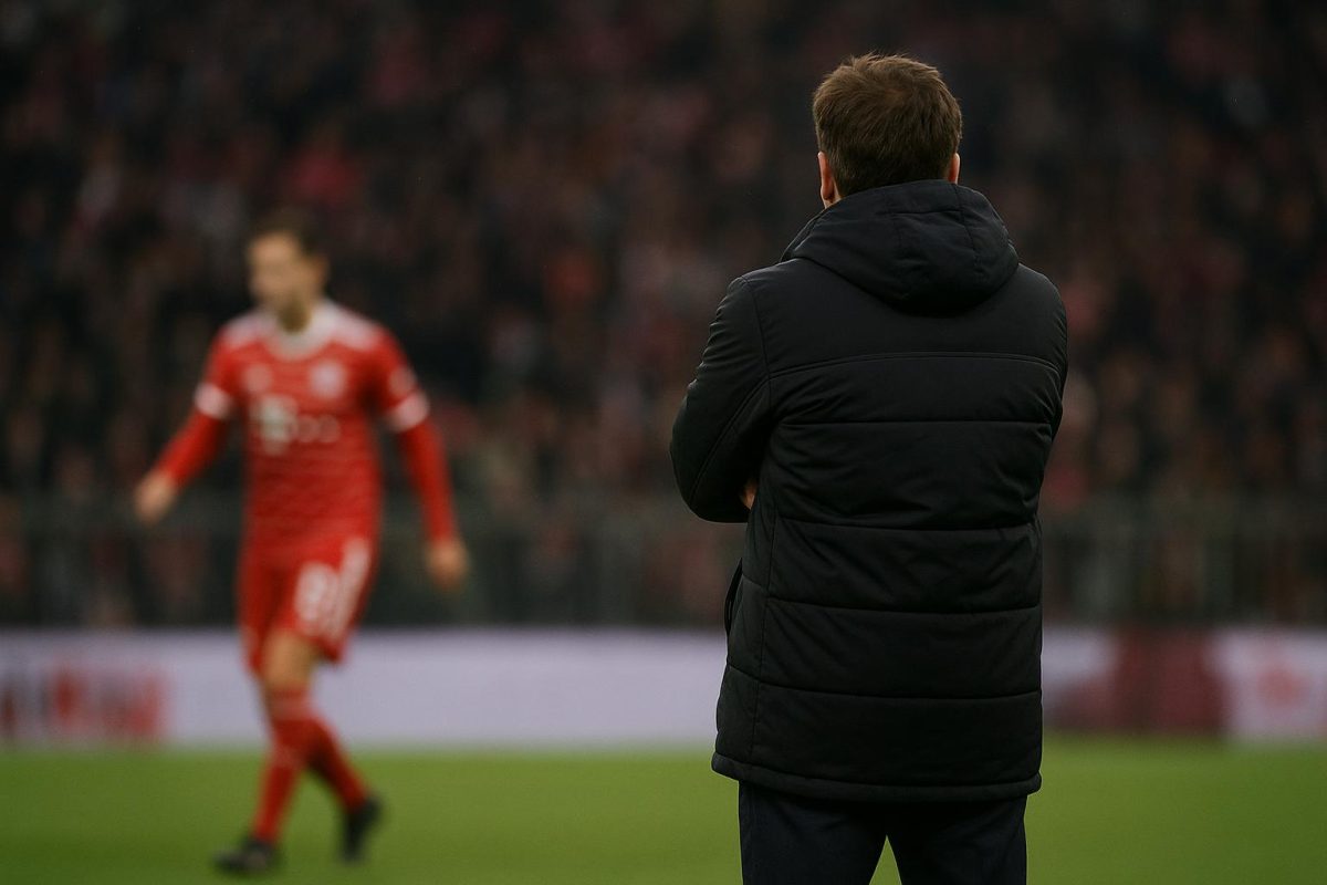 Vincent Kompany langs de zijlijn bij Bayern München tijdens een Bundesliga-wedstrijd