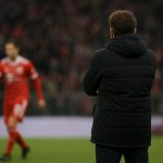Vincent Kompany langs de zijlijn bij Bayern München tijdens een Bundesliga-wedstrijd