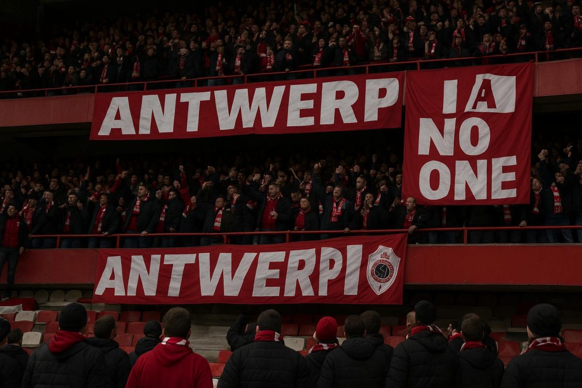 Supporters van Royal Antwerp FC met spandoeken tijdens een wedstrijd op de Bosuil