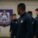 Sfeerbeeld van een training bij RSC Anderlecht met focus op een verdediger, zonder herkenbare gezichten
