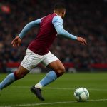 Leon Bailey in actie voor Aston Villa tijdens een Premier League-wedstrijd