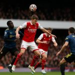 Spelmoment uit Arsenal tegen Manchester United in de Premier League, met spelers in duel om de bal