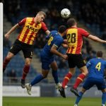 Spelsituatie bij KV Mechelen tegen Westerlo met spelers in duel in het strafschopgebied