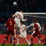 Actiebeeld uit AS Roma tegen AC Milan met duel in de zestien na een stilstaande fase