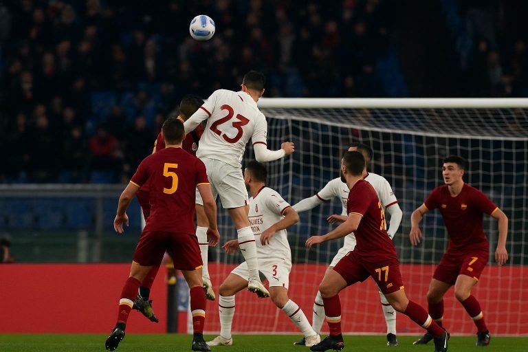 Actiebeeld uit AS Roma tegen AC Milan met duel in de zestien na een stilstaande fase