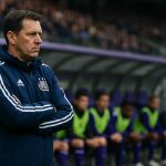 Besnik Hasi langs de zijlijn bij RSC Anderlecht tijdens een competitiewedstrijd