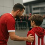 Vincent Janssen van Royal Antwerp FC spreekt na een wedstrijd kort met een jonge supporter buiten het stadion