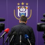Sfeerbeeld rond RSC Anderlecht met focus op spanning, zonder herkenbare gezichten