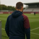 Lucas Paquetá in trainingstenue van West Ham, gezien van achteren in transfersfeer