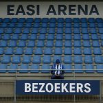 Leeg bezoekersvak in de EASI Arena tijdens een wedstrijdcontext