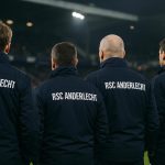 Bestuurders van RSC Anderlecht in stadioncontext tijdens een wedstrijdmoment