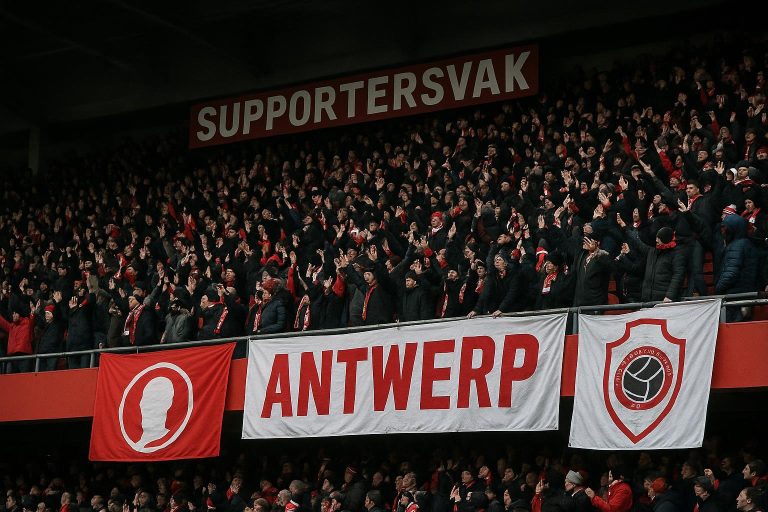 Supporters van Royal Antwerp FC met spandoeken op de Bosuil