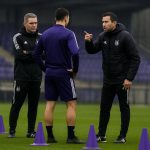 Sfeerbeeld rond RSC Anderlecht met een trainer en staf op het trainingsveld