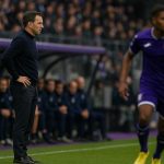 Spelmoment langs de zijlijn bij RSC Anderlecht met een gespannen sfeer, zonder herkenbare gezichten.