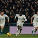 Overzicht van een wedstrijd van Real Madrid in een vol stadion