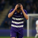 Spelers van RSC Anderlecht reageren teleurgesteld na een gemiste kans in een wedstrijdsituatie.