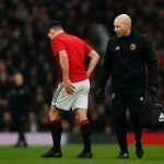 Speler van Manchester United verlaat het veld met hamstringblessure in een stadion