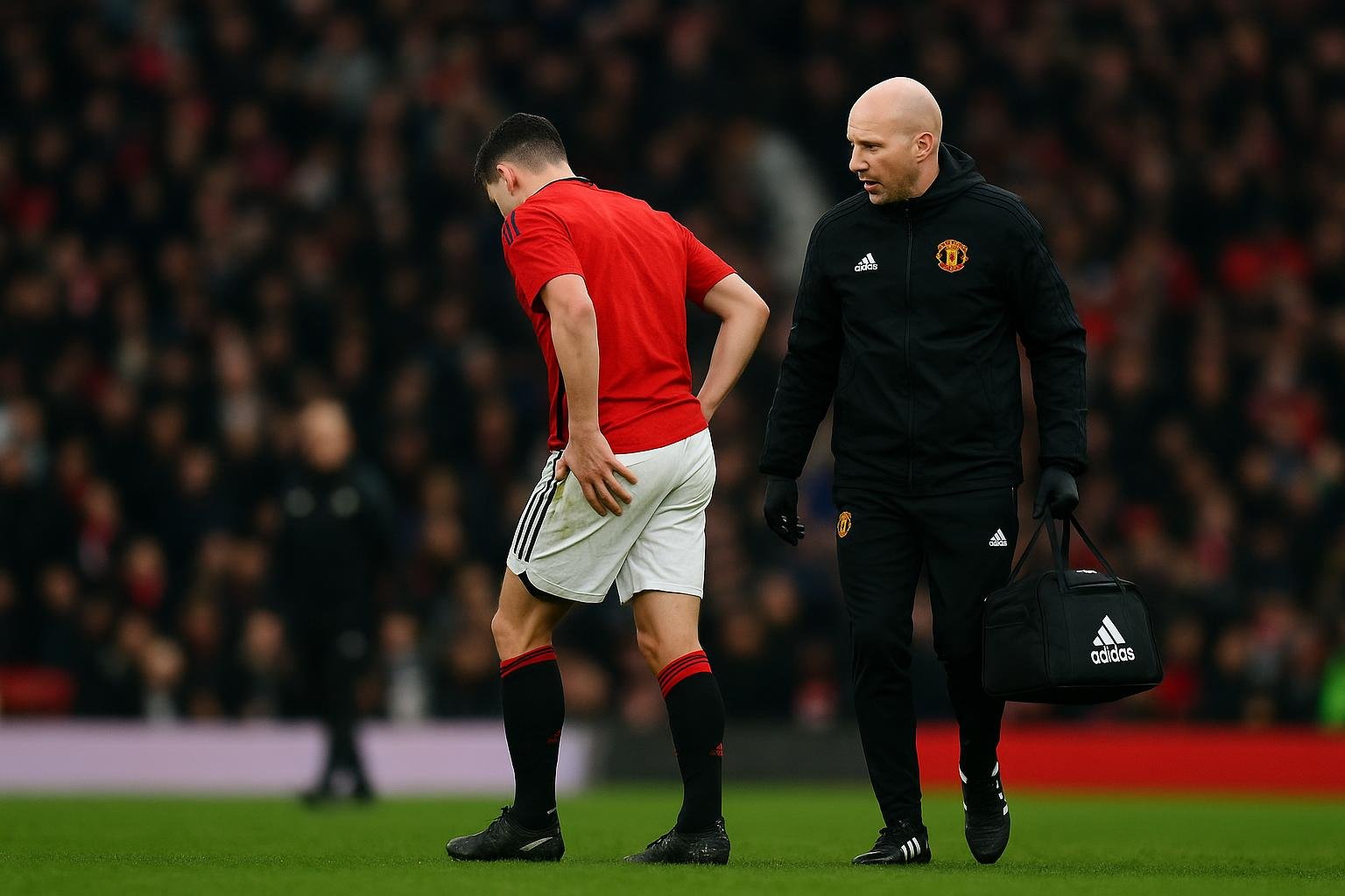 Speler van Manchester United verlaat het veld met hamstringblessure in een stadion