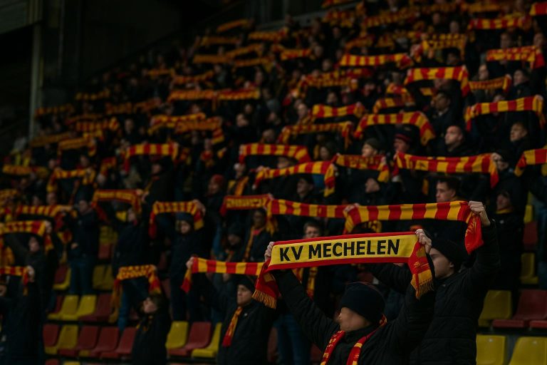 Supporters van KV Mechelen in het stadion tijdens een wedstrijd